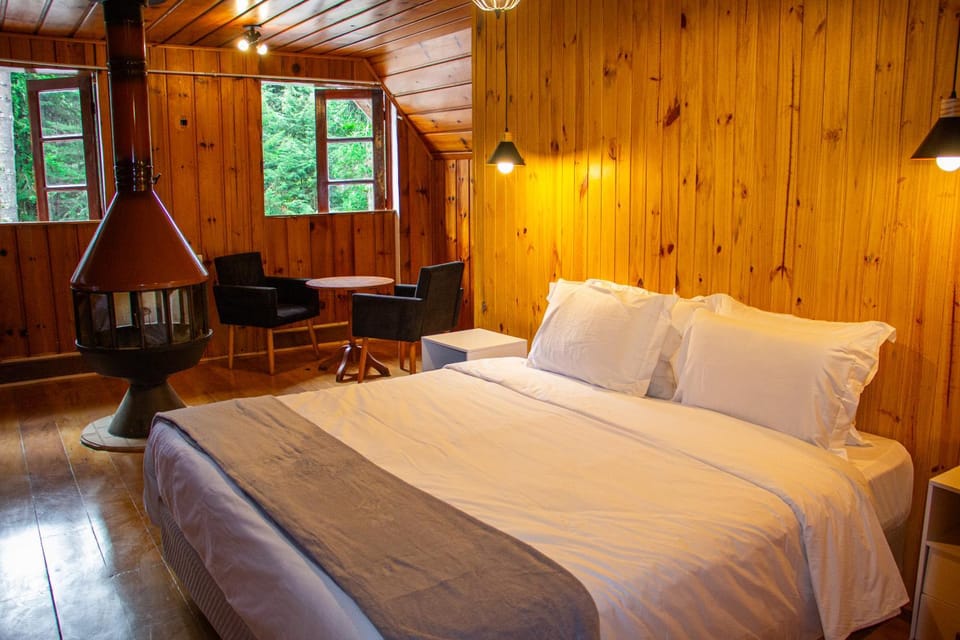 Bed, Photo of the whole room, fireplace