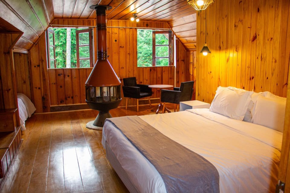 Bed, Photo of the whole room, fireplace