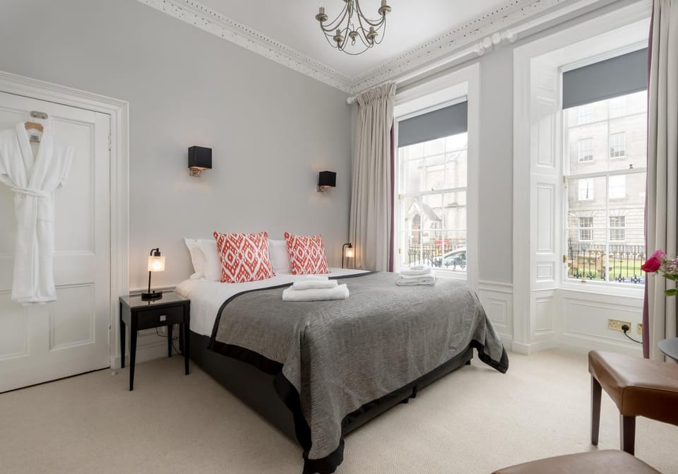 Bed, Day, People, View (from property/room), Decorative detail, Seating area, Bedroom, Guests, Garden view, group of guests, cot, Family
