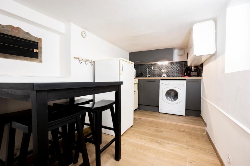 Coffee/tea facilities, Kitchen or kitchenette, Dining area, microwave, stove, washing machine