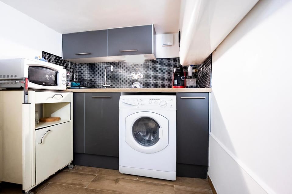 Coffee/tea facilities, Kitchen or kitchenette, microwave, stove, washing machine