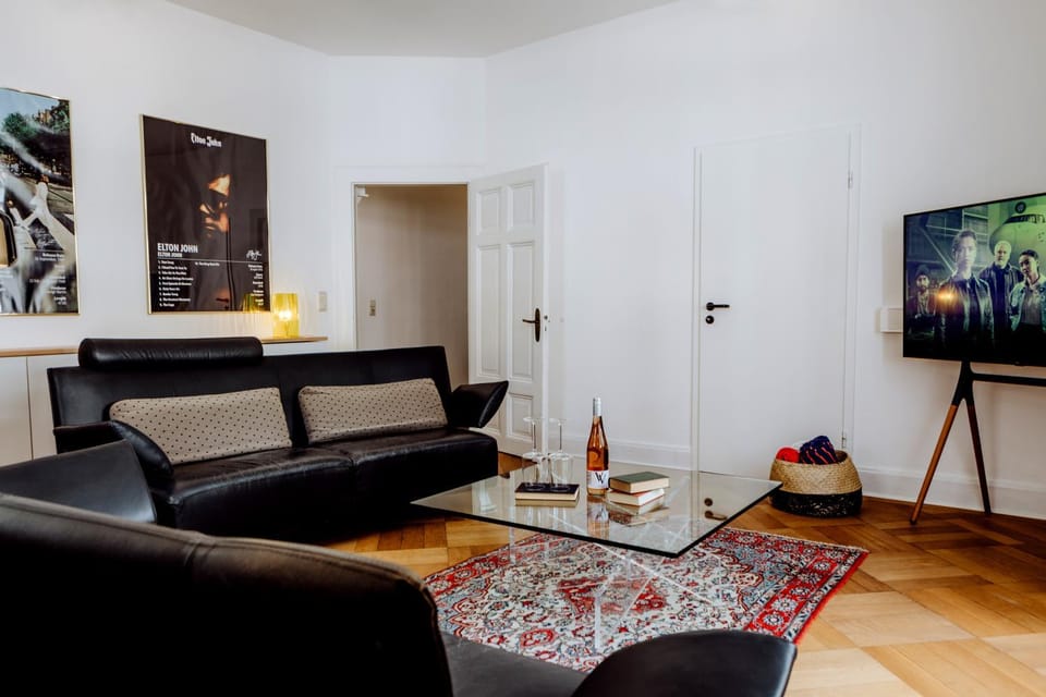 Communal lounge/ TV room, TV and multimedia, Living room, Seating area, Dining area