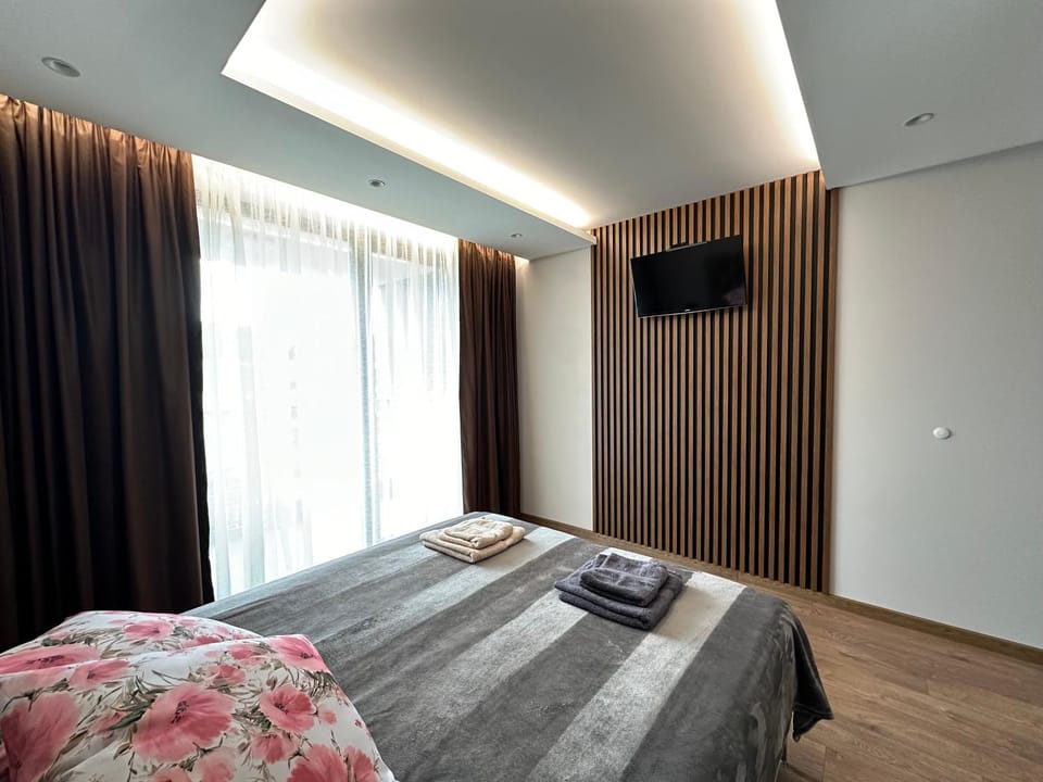 Bed, TV and multimedia, Photo of the whole room, Bedroom, towels