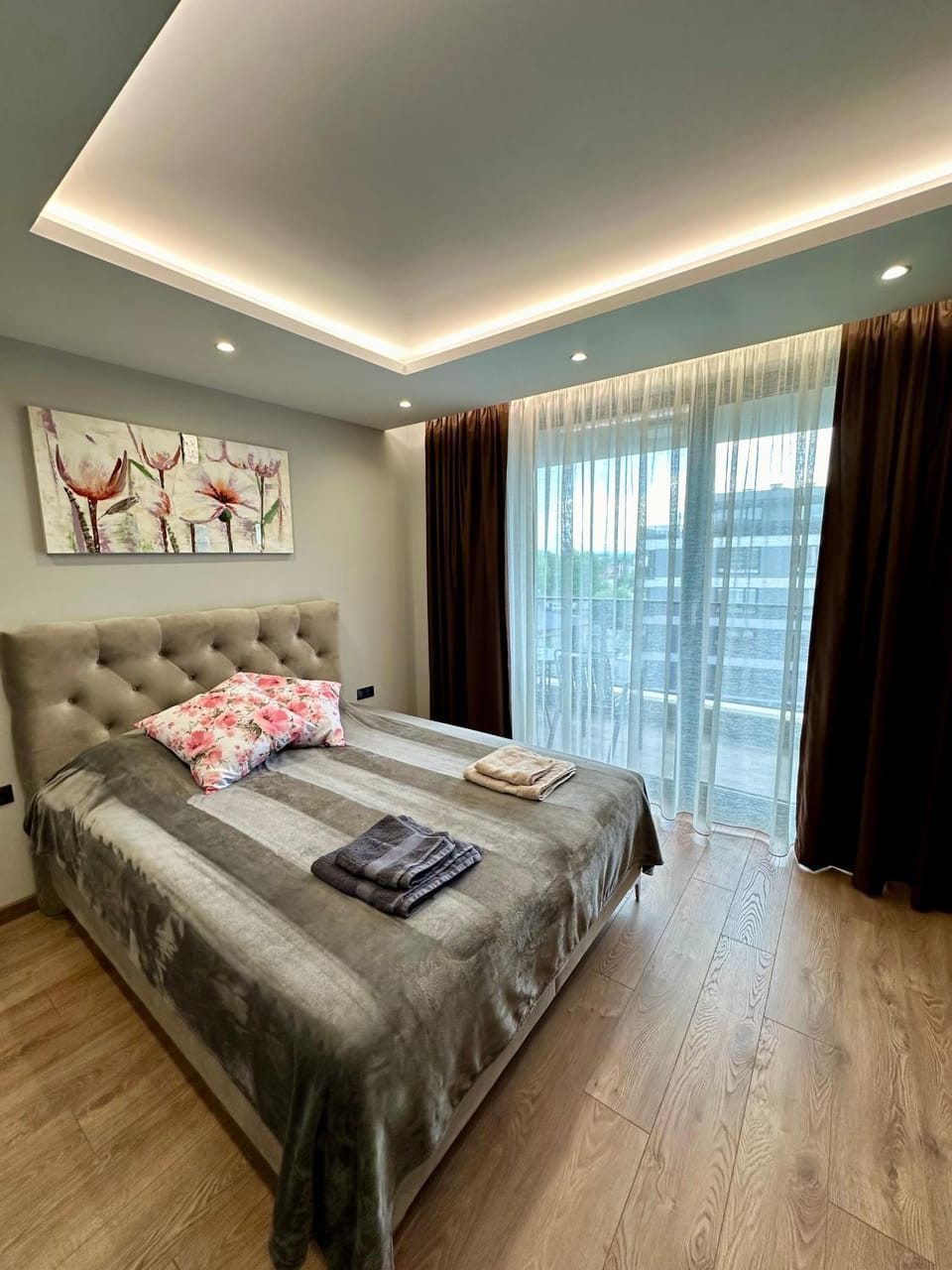 Property building, Bed, Living room, Photo of the whole room, Seating area, Bedroom