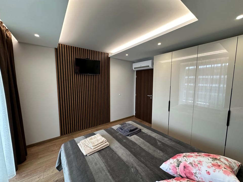 Bed, TV and multimedia, Photo of the whole room, Bedroom, Family, furniture, furniture, wardrobe, air conditioner, air conditioner
