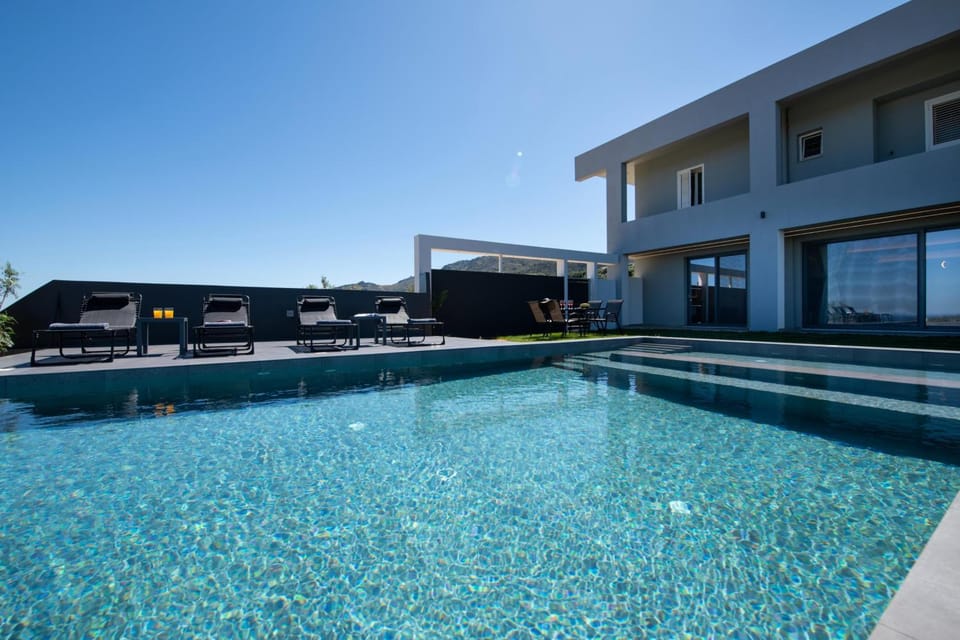 Property building, Day, Pool view, Swimming pool, Swimming pool, sunbed