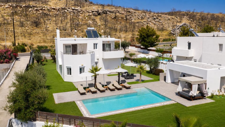 Property building, Day, Swimming pool, sunbed