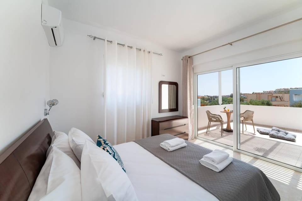 Bed, View (from property/room), Balcony/Terrace, Photo of the whole room, Bedroom, towels