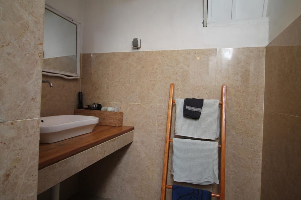 Bathroom, towels
