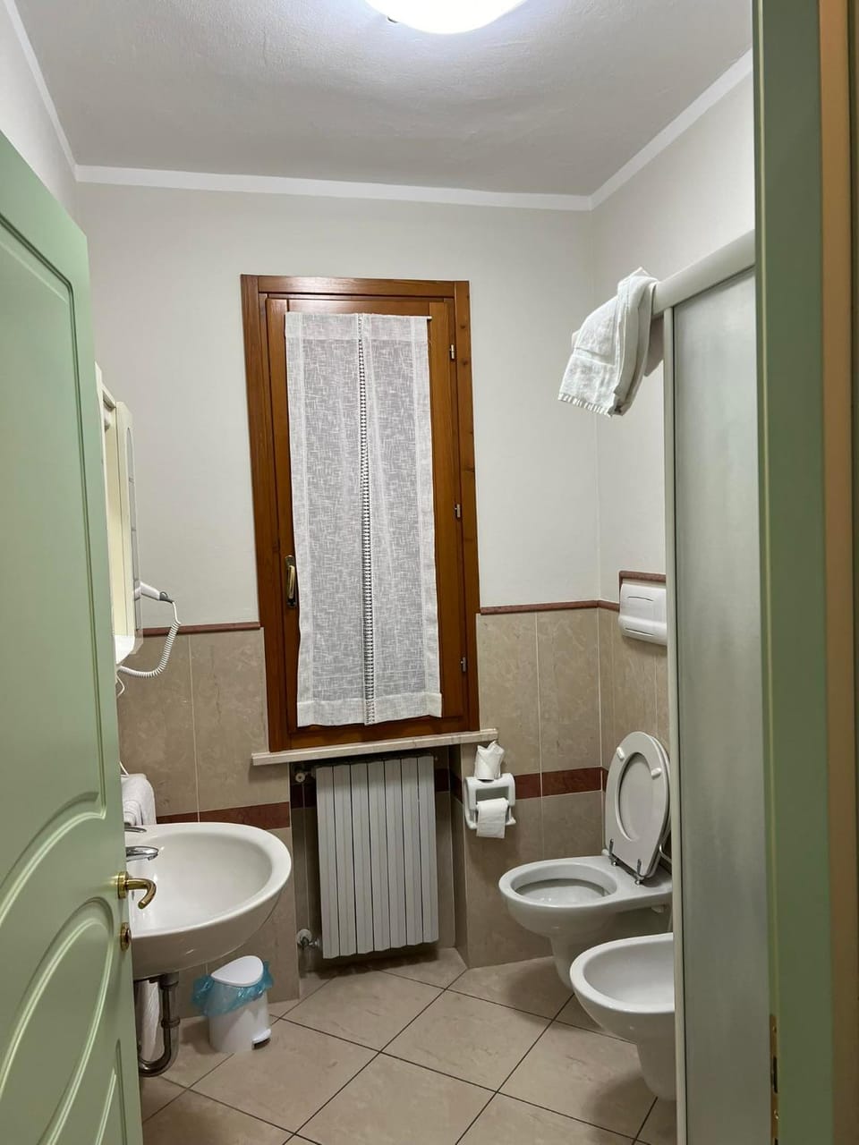 Shower, Toilet, Bathroom, bidet, towels