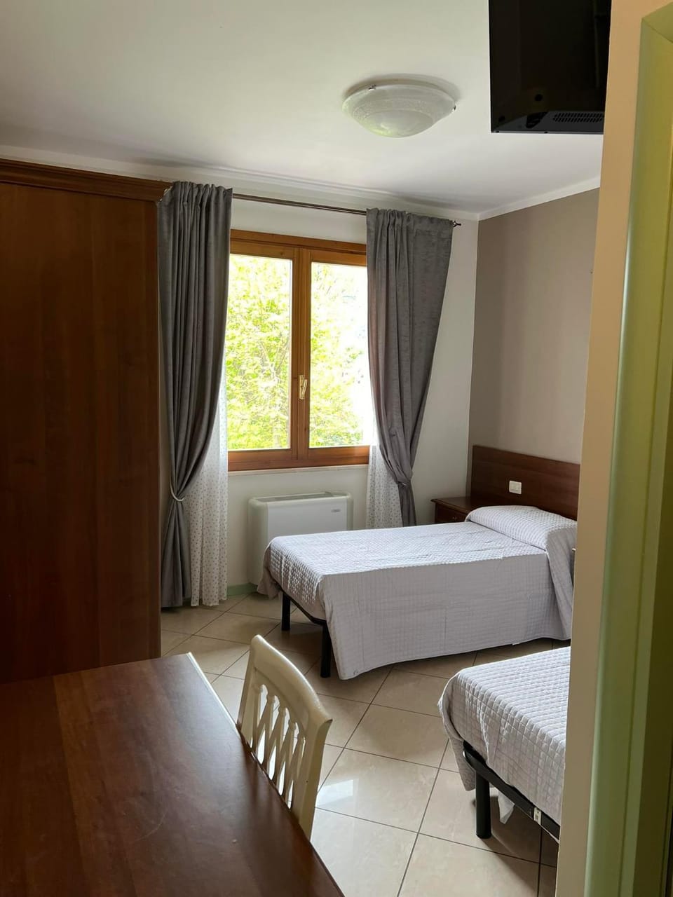 Bed, TV and multimedia, Bedroom