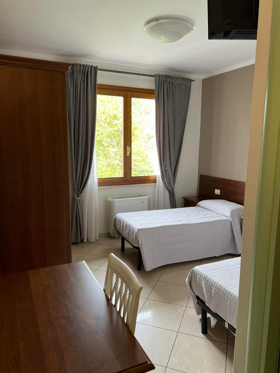 Bed, TV and multimedia, Bedroom