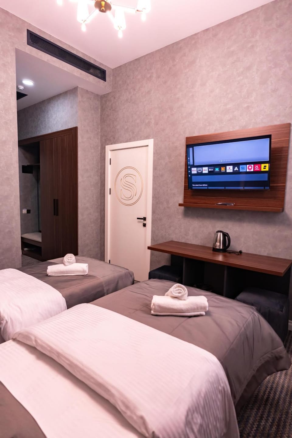 Bed, TV and multimedia, Bedroom, towels