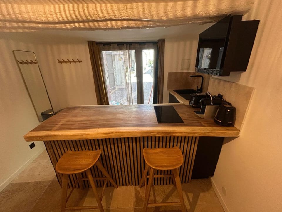 Kitchen or kitchenette, Dining area, minibar