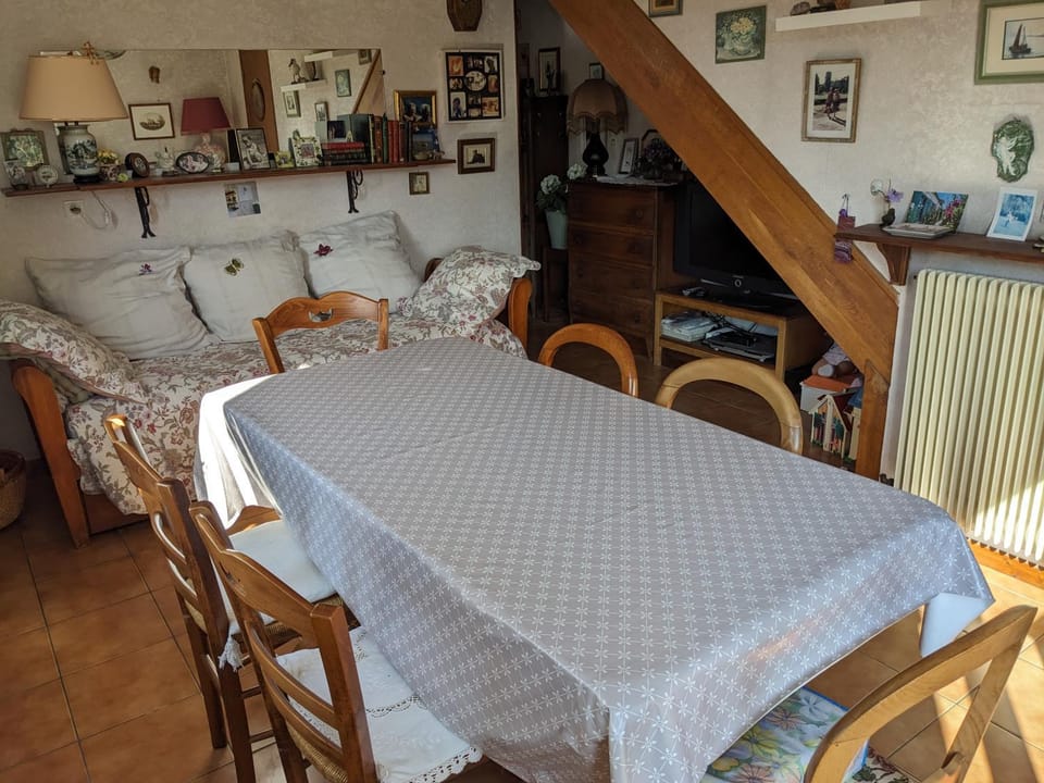 Living room, Seating area, Dining area
