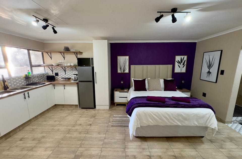 Bed, Kitchen or kitchenette, Photo of the whole room, Bedroom, minibar, stove