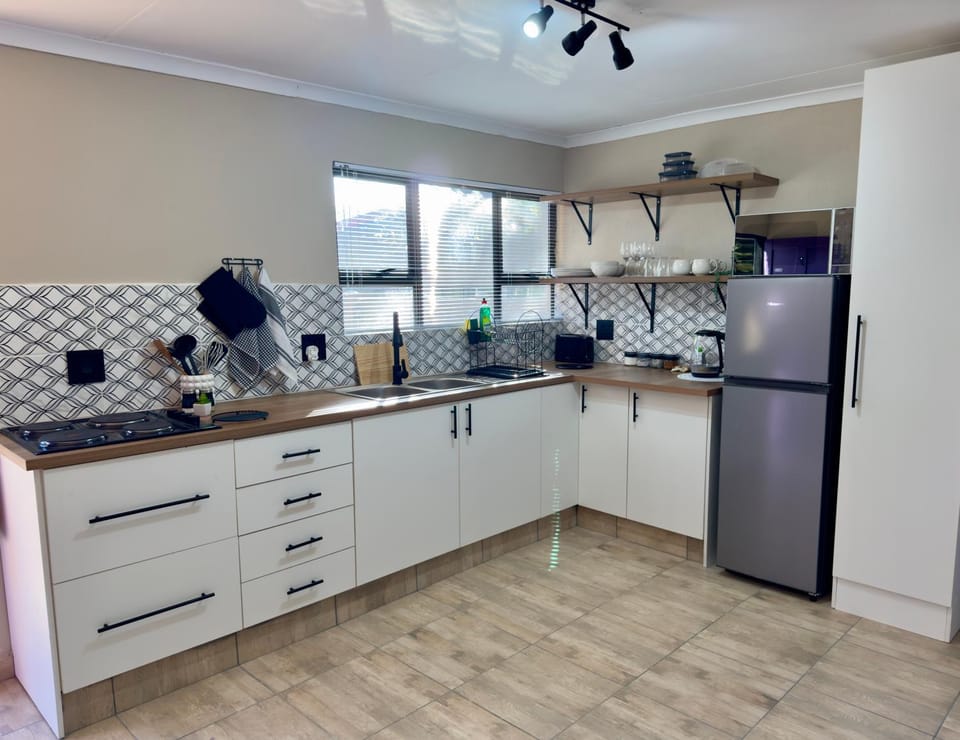 Kitchen or kitchenette, minibar, stove