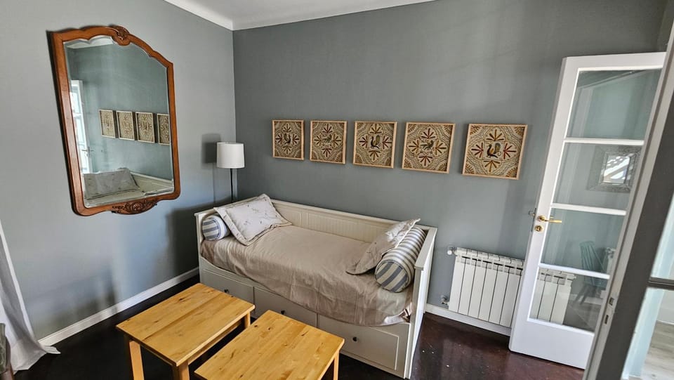 Bed, Living room