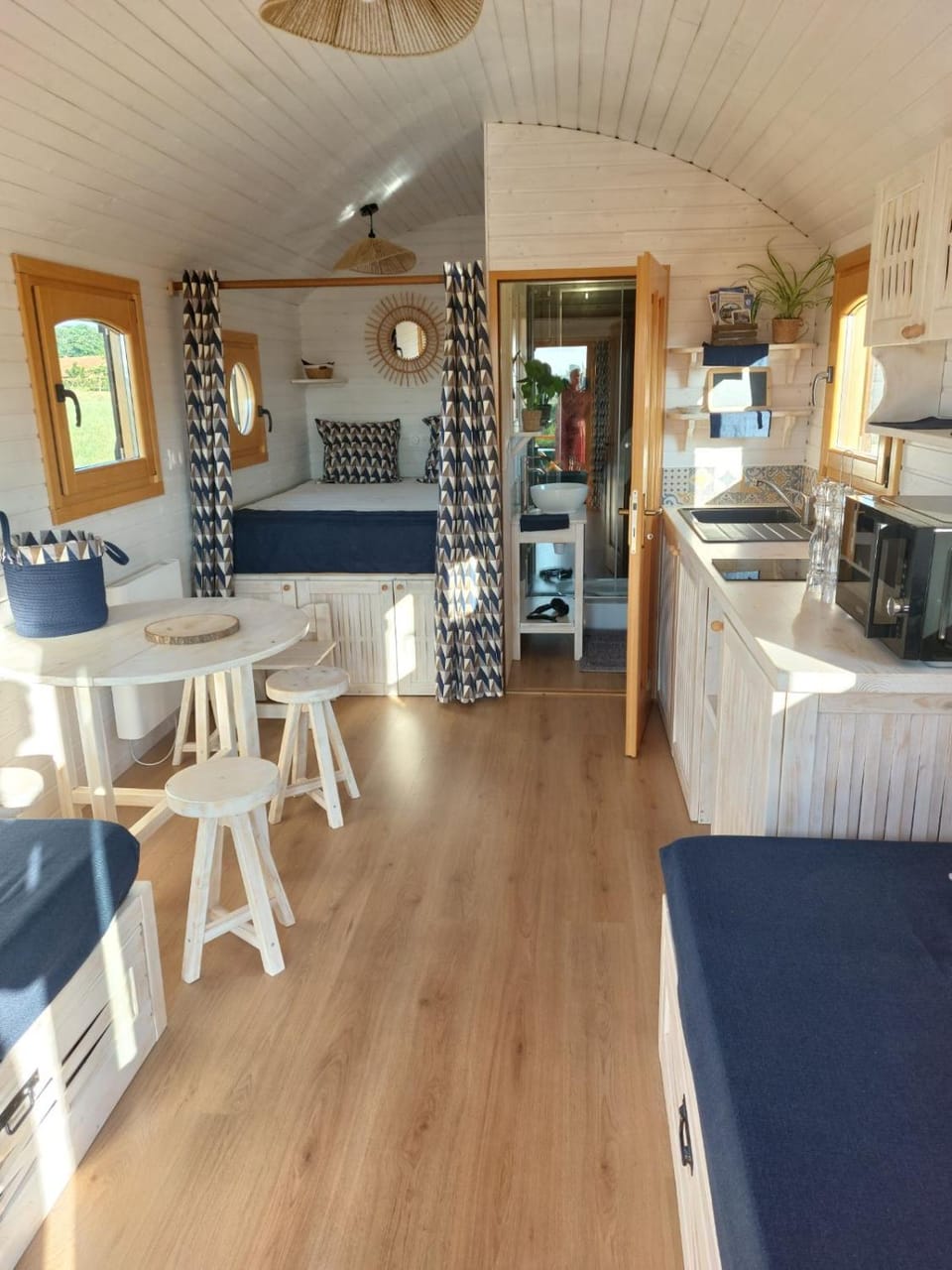 Le Domaine des Nomades Campground/ 
RV Resort in Bourgogne-Franche-Comté