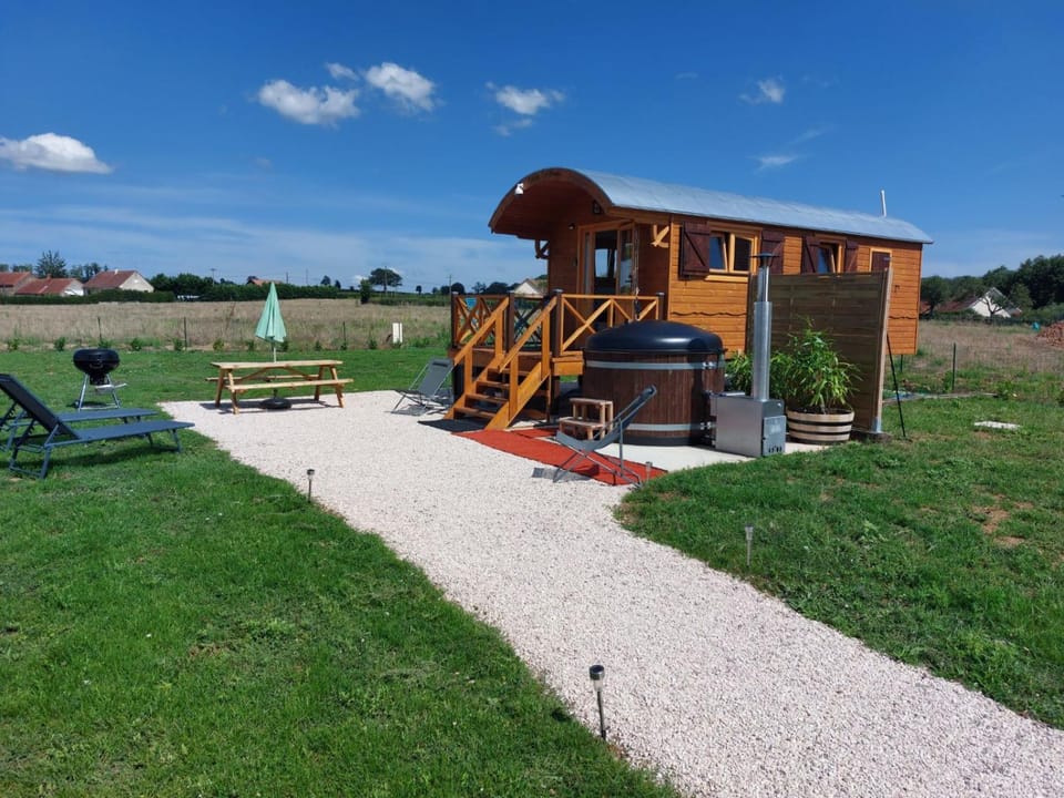 Le Domaine des Nomades Campground/ 
RV Resort in Bourgogne-Franche-Comté