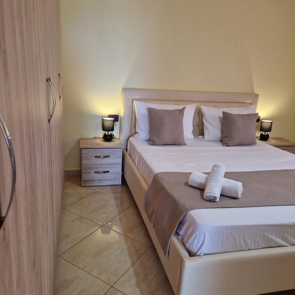 Photo of the whole room, Bedroom, towels, wardrobe