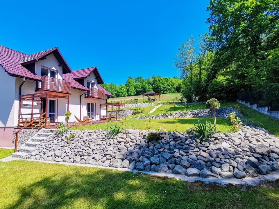Property building, Spring, Off site, Day, Natural landscape, Summer, Garden, Balcony/Terrace, Garden view, Location