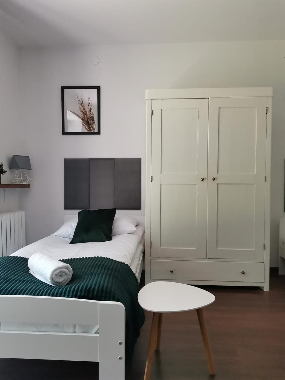 Bed, Photo of the whole room, Seating area, Bedroom, wardrobe