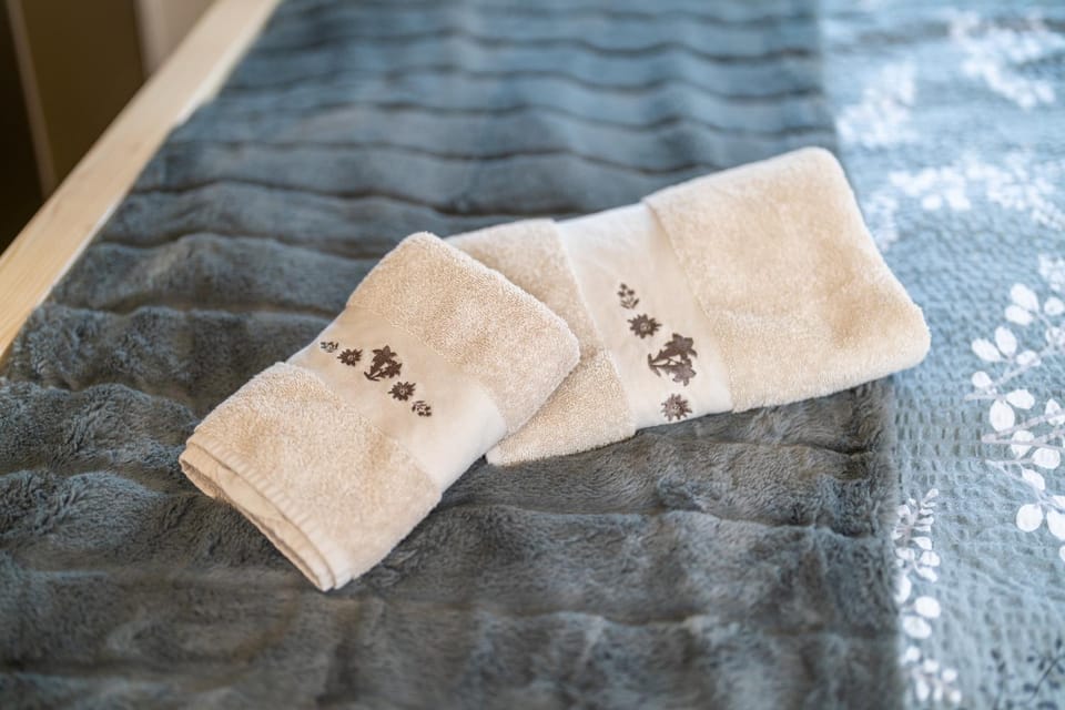 Bed, Decorative detail, Bedroom, towels