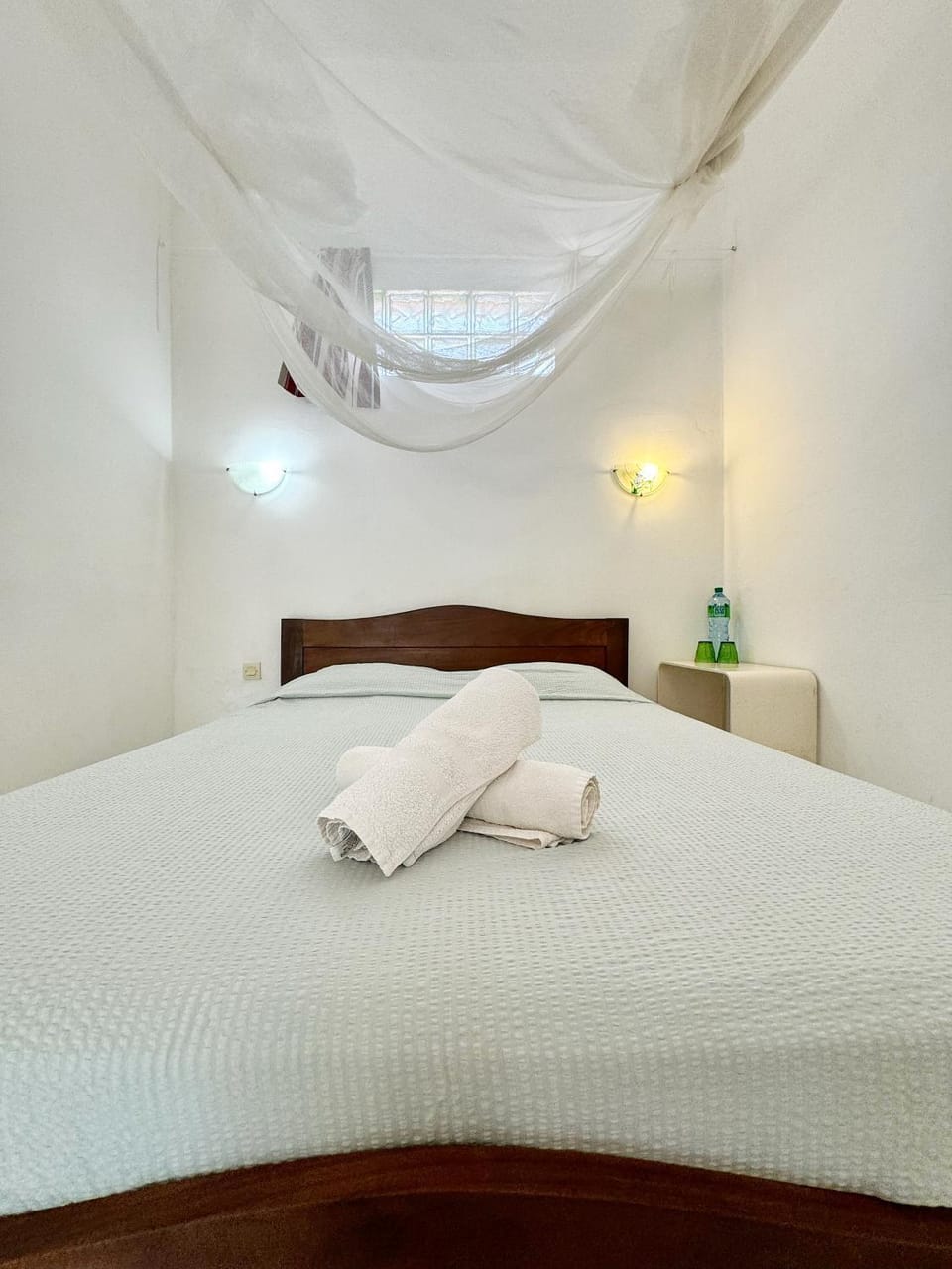 Bed, towels