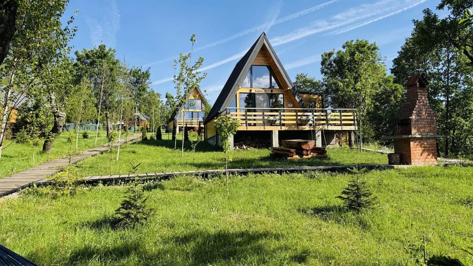 Cozy A-Frame Cabin with Private Hot Tub - Chiang Mai Cabin in Romania