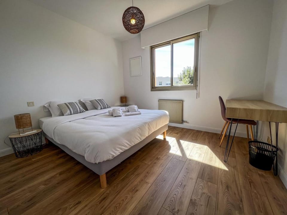 Bed, Photo of the whole room, Seating area, Bedroom, towels