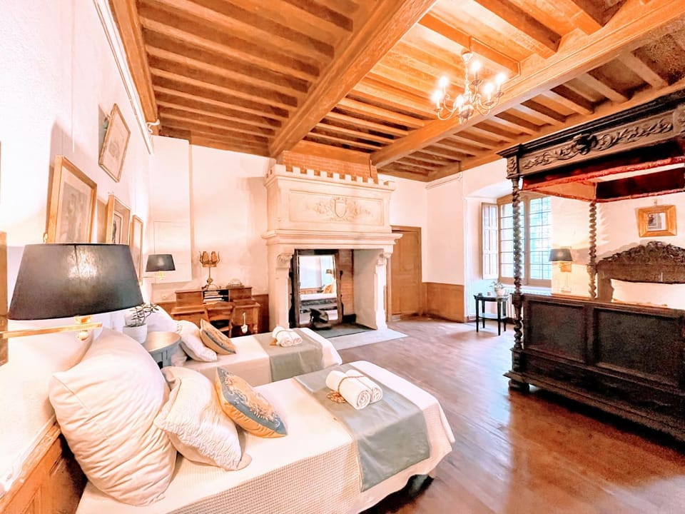 Bed, Photo of the whole room, Seating area, Bedroom