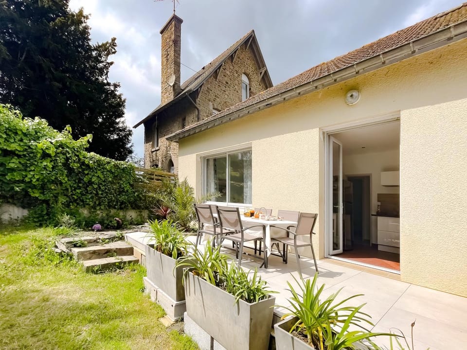 Property building, Patio, Garden