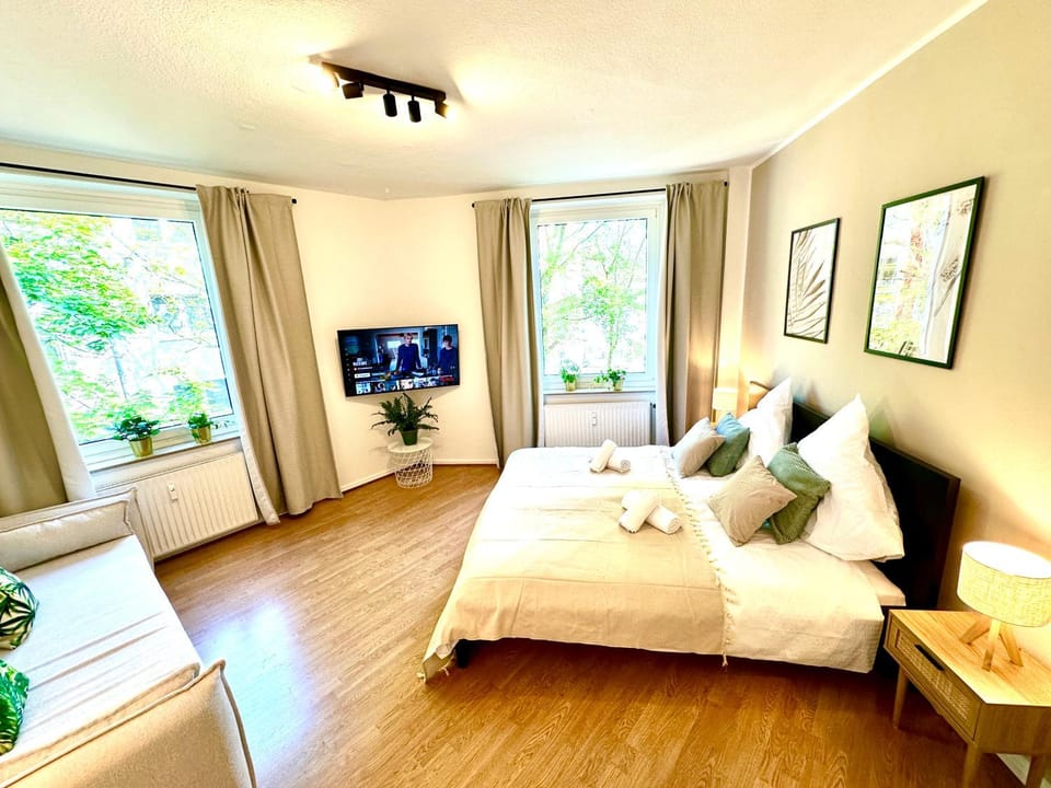 Communal lounge/ TV room, Bed, Bedroom