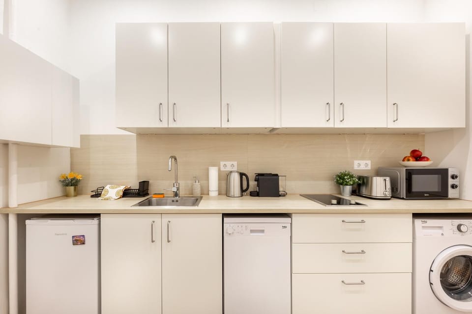 Coffee/tea facilities, Kitchen or kitchenette, dishwasher, stove, washing machine