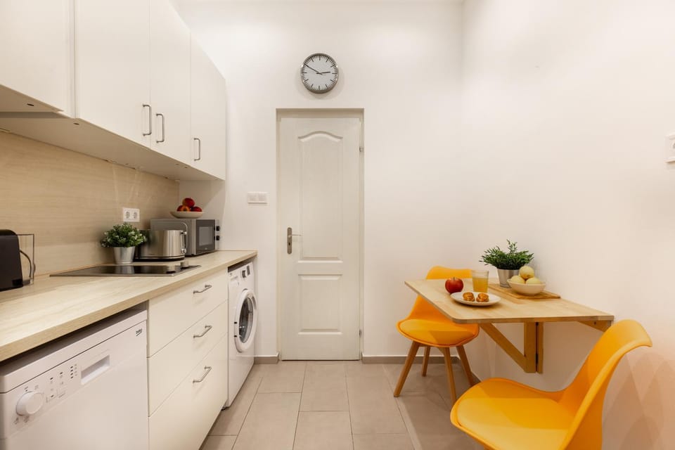 Coffee/tea facilities, Kitchen or kitchenette, Dining area