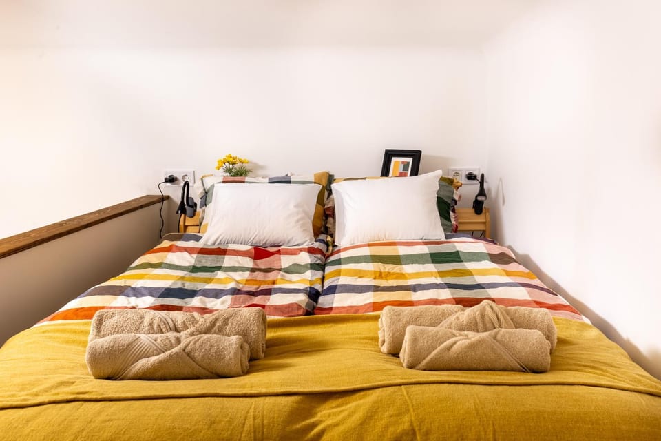 Bed, towels