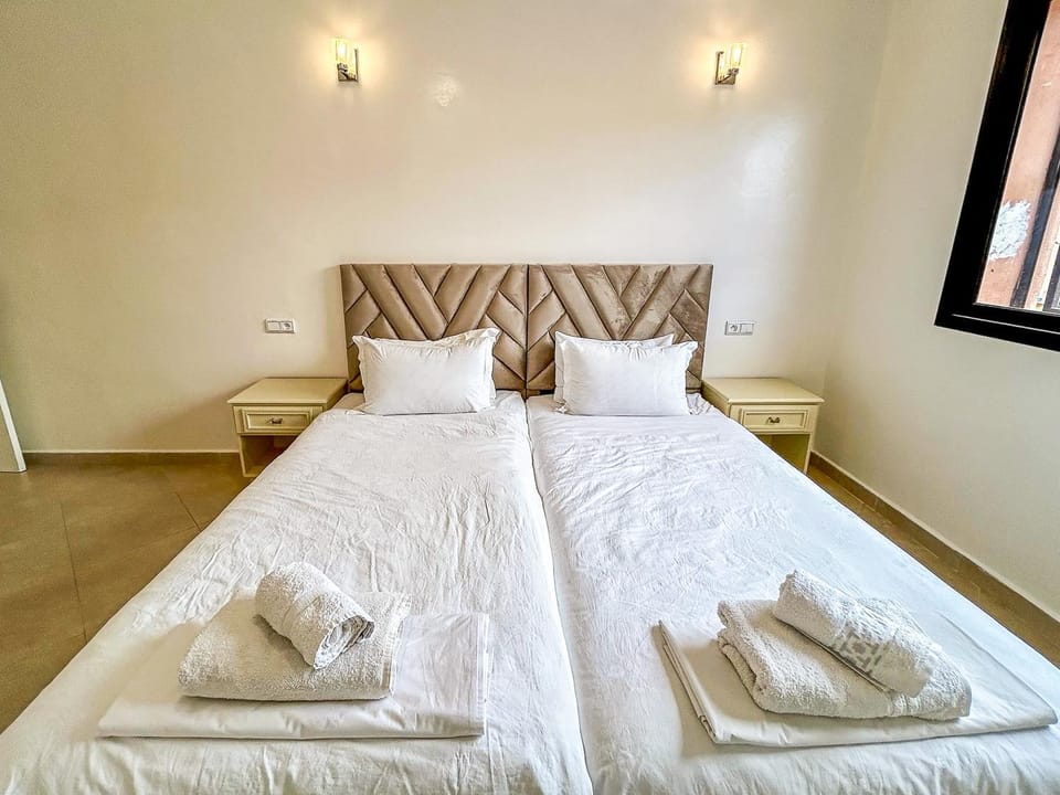 Bed, Bedroom, towels
