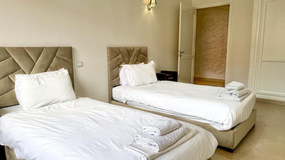 Bed, Bedroom, towels