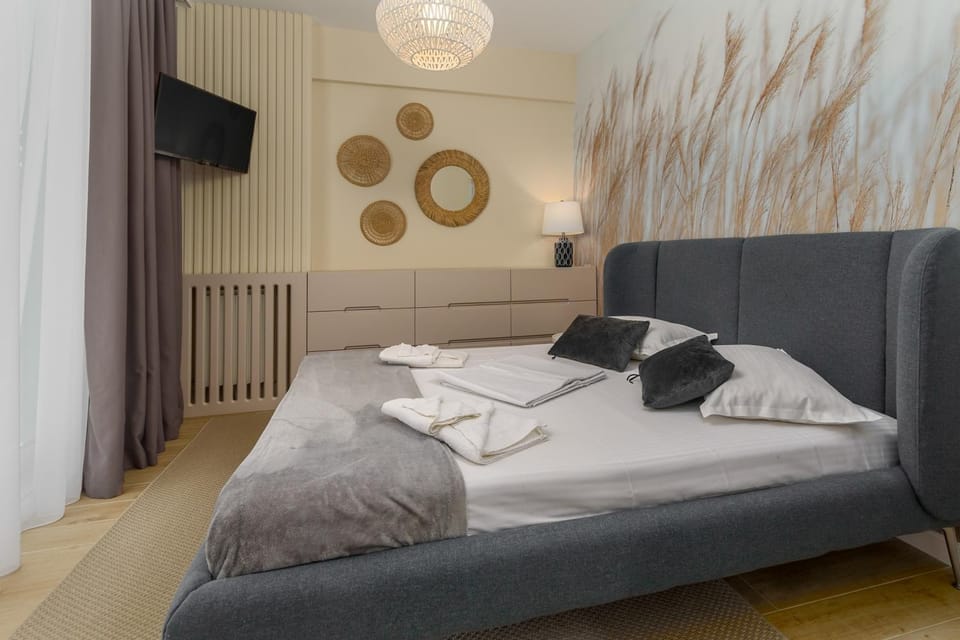 Bed, TV and multimedia, Photo of the whole room, Bedroom, towels