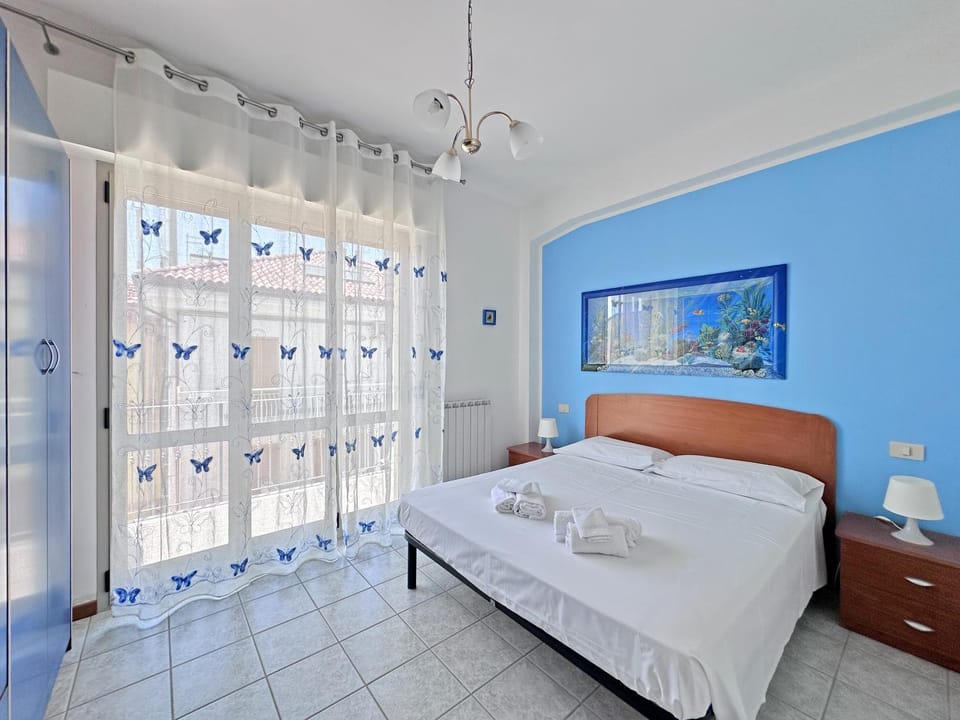 Photo of the whole room, Bedroom, wardrobe