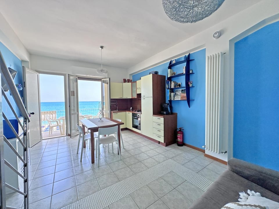 Kitchen or kitchenette, Living room, Seating area, kitchen