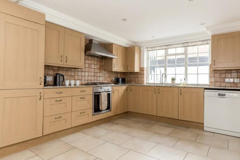 Stunning 3BR Home With Terrace in Knightsbridge House in City of Westminster