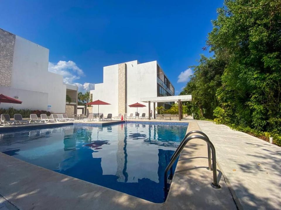 Property building, Day, Pool view, Swimming pool, sunbed