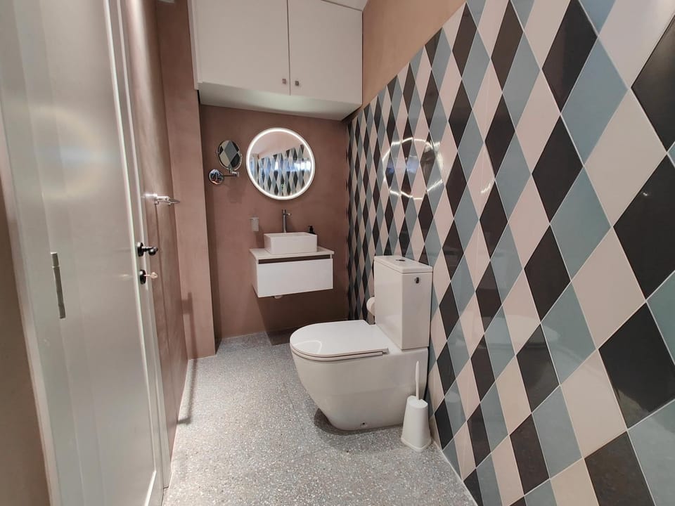 Toilet, Bathroom, Internal: Not applicable to any particular room