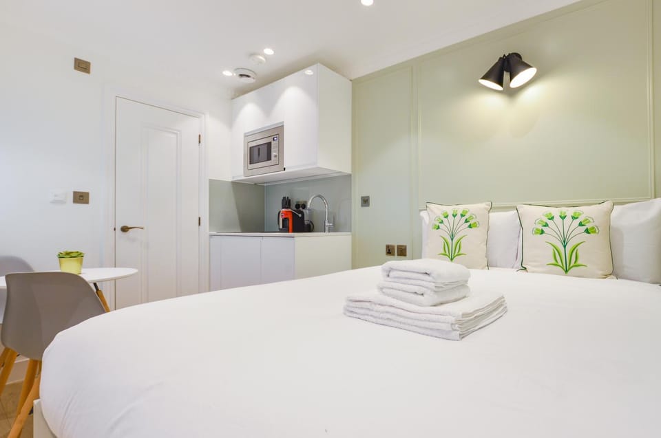 Bed, Kitchen or kitchenette, Photo of the whole room, Bedroom, towels