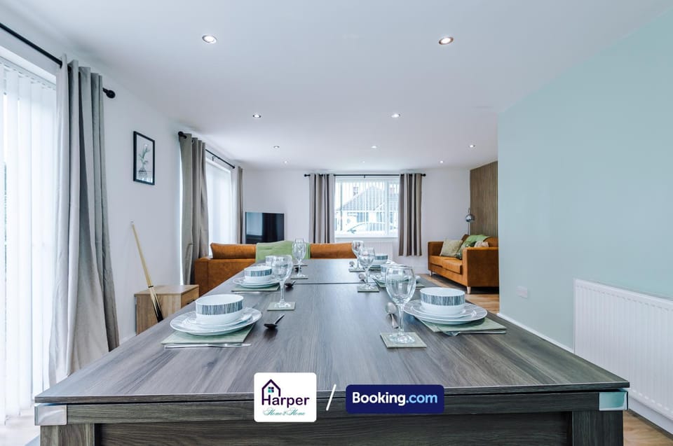 TV and multimedia, Living room, Seating area, Dining area