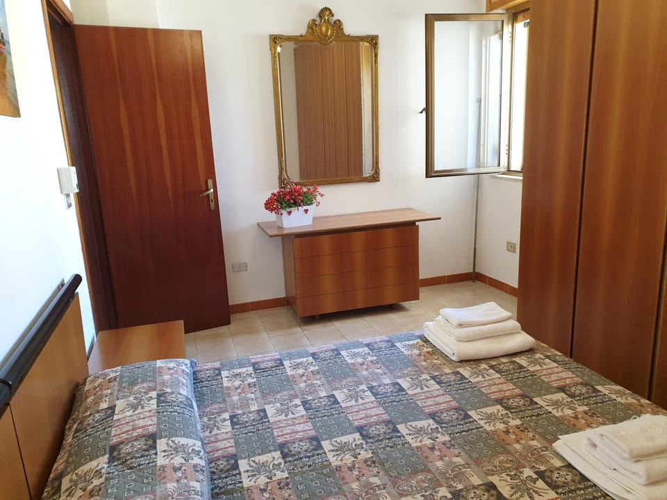 Photo of the whole room, Bedroom, wardrobe