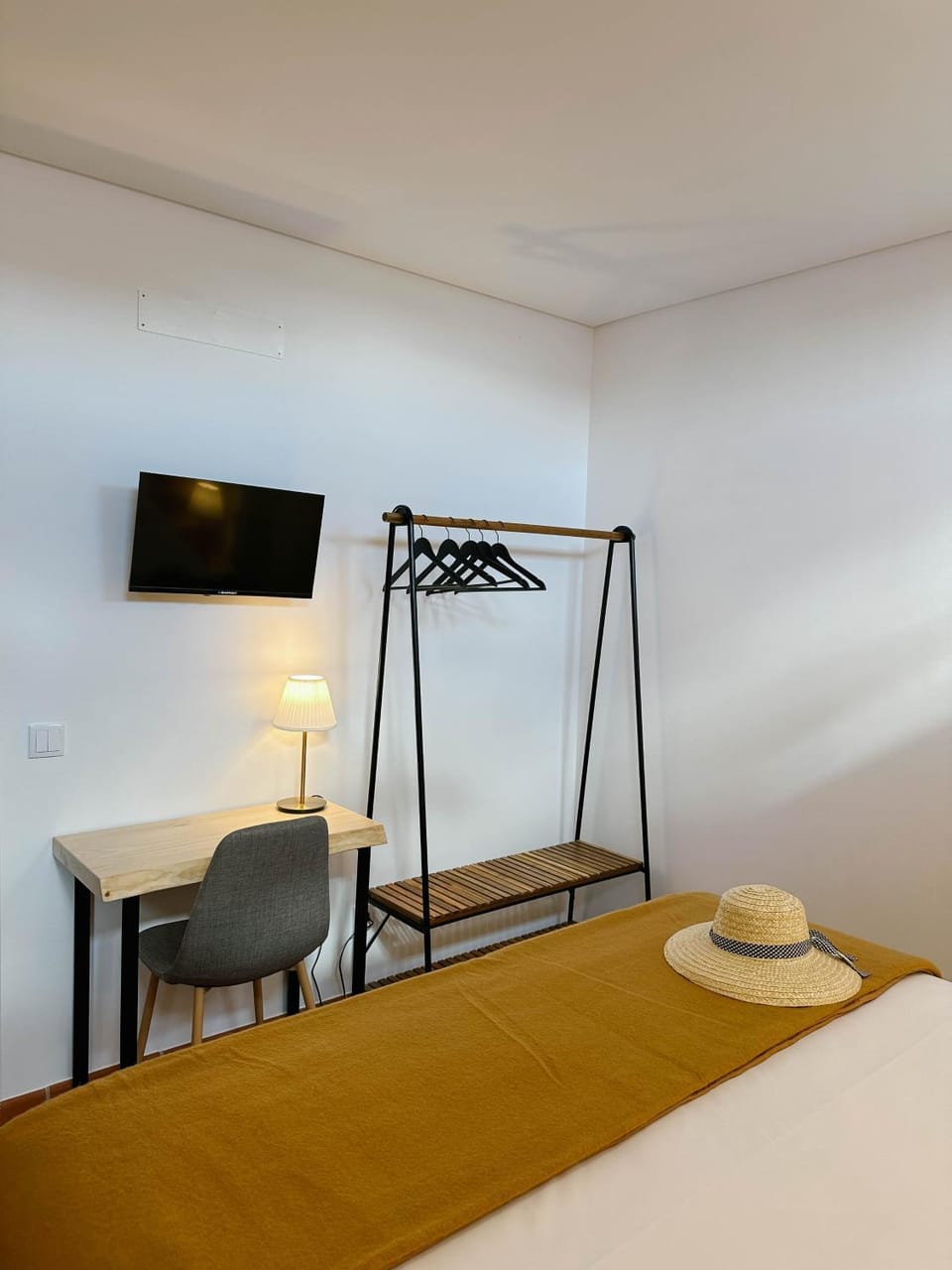 Bed, TV and multimedia, Photo of the whole room, Bedroom