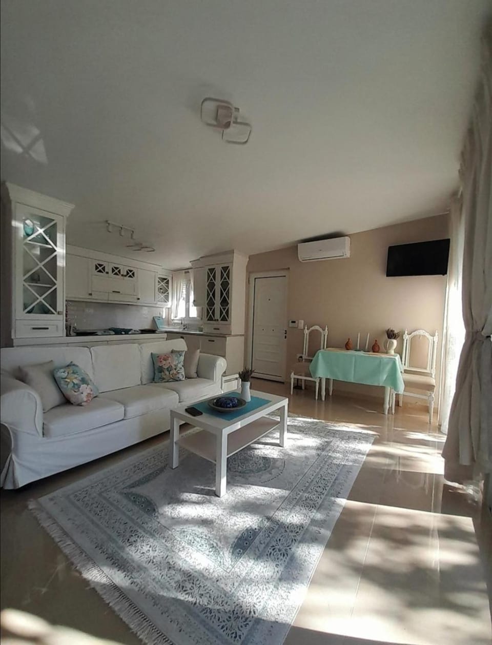 Communal lounge/ TV room, TV and multimedia, Living room, Seating area, Dining area, air conditioner